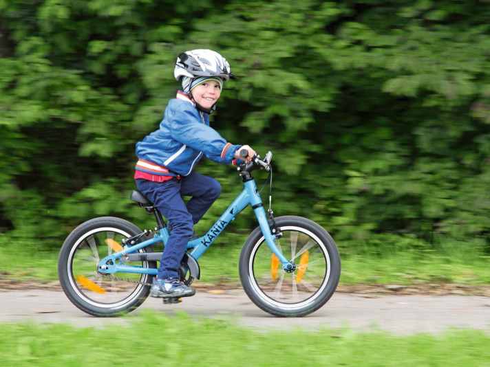Les premières années : à partir de trois ans environ, les enfants commencent à conduire eux-mêmes - sur des roues de 16 pouces. À partir de six ans, des roues de 26 pouces plus petites élargissent les possibilités.