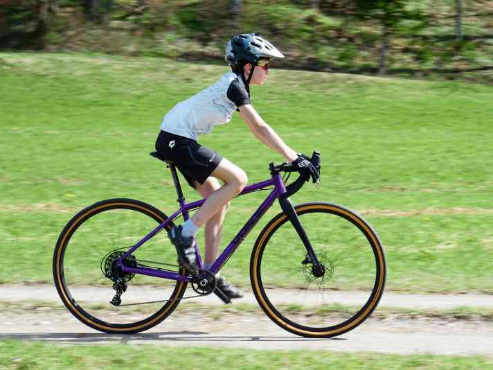 The middle years: From the age of ten, the radius of action increases, joint tours become possible, including the switch to racing bikes or gravel bikes.