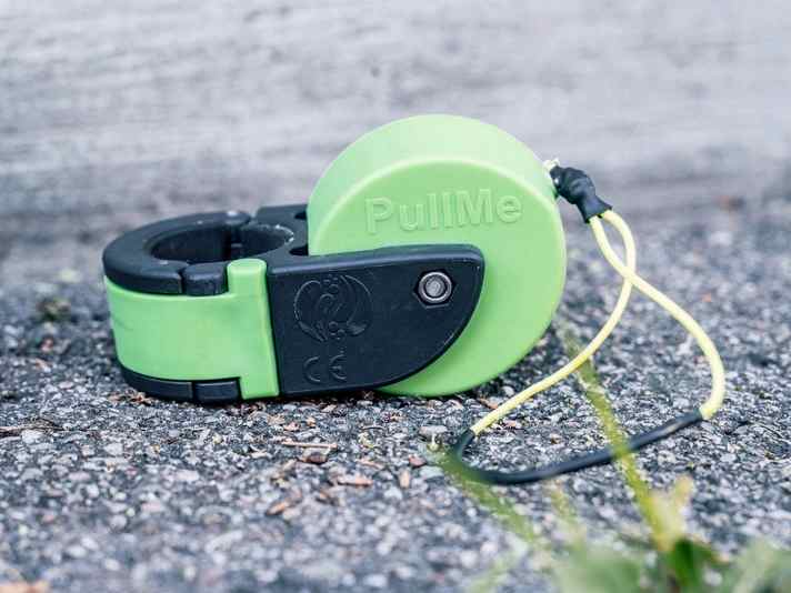 Abschleppen leicht gemacht: Mit einem einrollbaren Gummiseil ist man gut gerüstet, wenn man den Nachwuchs an den Haken nehmen muss.