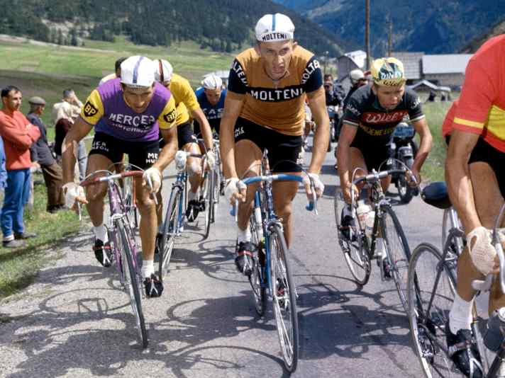 Talent : Gianni Motta faisait partie des meilleurs pour Molteni lors des tours. Ici, il se bat contre Raymond Poulidor (à gauche) et l'Allemand Karl-Heinz Kunde (à droite) lors du Tour 1965.