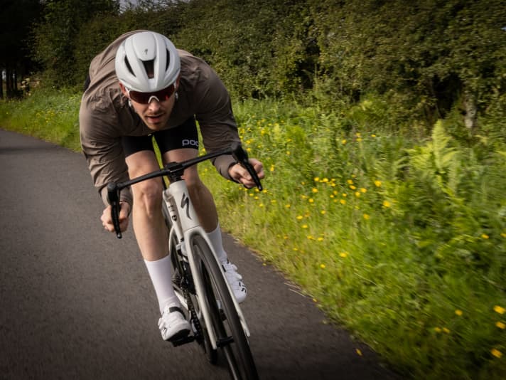 Prometteur : lors de la première sortie d'essai, le S-Works Tarmac SL8 Di2 s'est présenté comme un vélo polyvalent rapide comme une flèche.