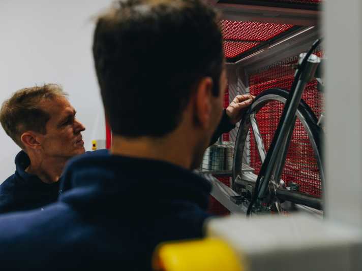 Der neue Rapidair TLR soll der schnellste Reifen sein, den Specialized bislang entwickelt hat. Sein volles Potenzial soll der Gummi in Kombination mit Laufrädern bzw. Felgen der Eigenmarke Roval entfalten.