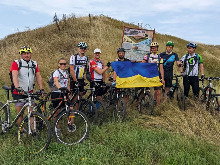 Une randonnée à vélo de deux jours dans leur pays d'origine distrait Alexander (tout à gauche) et ses amis de la guerre. 