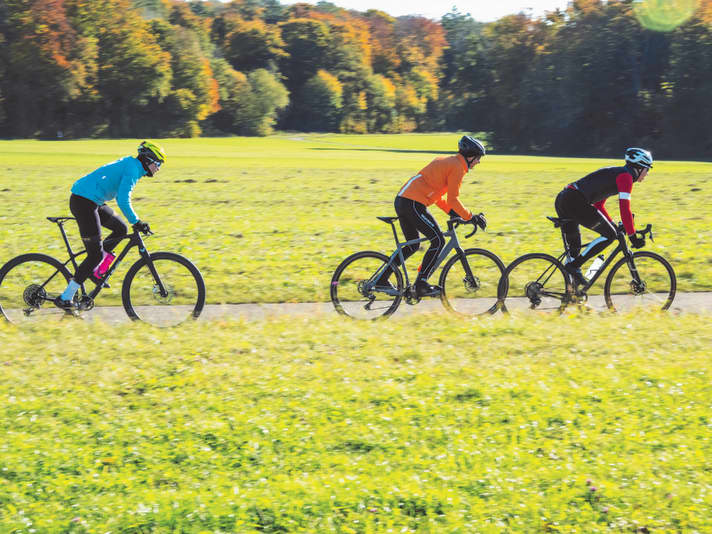 Helpful coincidence: all three are similar in size. So everyone could try out each gravel bike.