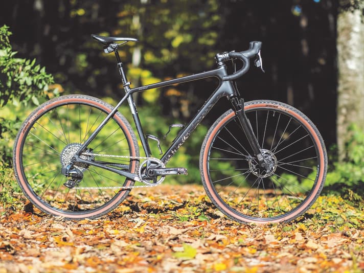 Le Salsa Warbird Sram AXS : prix 2199 (kit cadre), cpl. env. 7.000 euros, poids du vélo complet 9,3 kilos