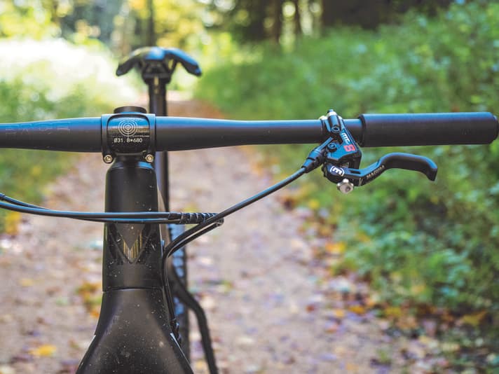 Gerade, breite Lenker haben in anspruchsvollem Gelände Vorteile beim Handling. Andererseits erhöhen sie den Luft­widerstand des Fahrers enorm