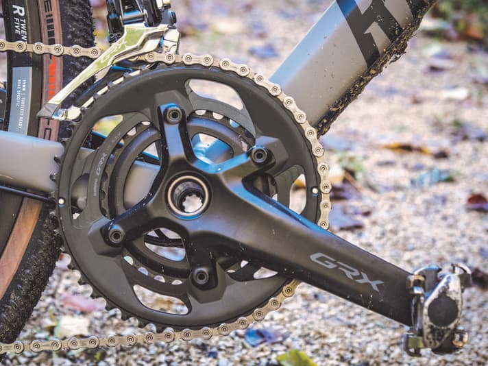 Les doubles plateaux comme ceux de la transmission GRX de Shimano affinent les sauts de vitesse. Ils conviennent bien aux vélos de gravel qui voient aussi beaucoup de kilomètres de route.