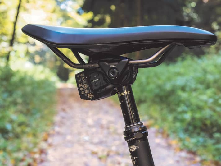The 1x12 drivetrain and the dropper post can be controlled wirelessly from the handlebars. Two rechargeable batteries and two batteries provide power