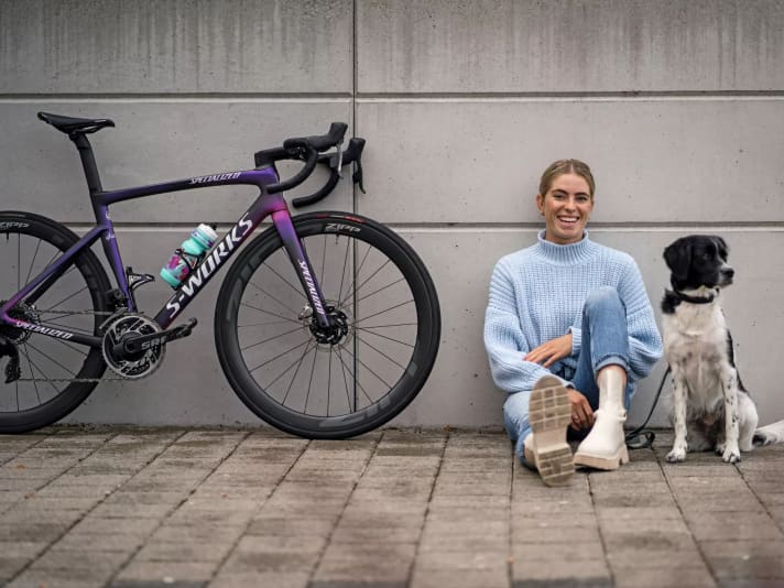 Dog Flo often waits for Demi Vollering at the finish line of cycle races. She really wanted to be in the photo