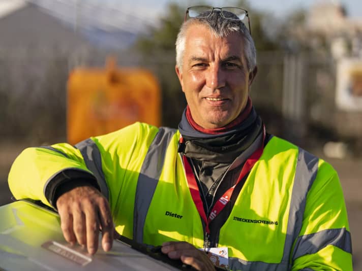 Dieter Buchal und seine Motorradstaffel sorgen ehrenamtlich für Sicherheit und Rennlogistik