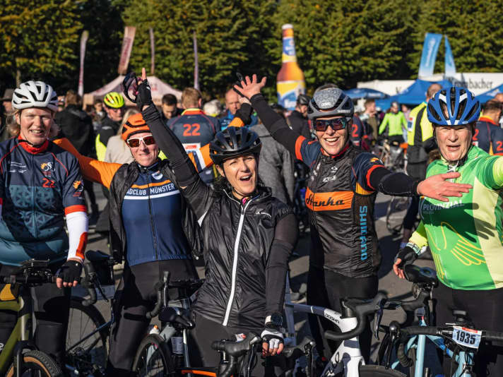 La star Hanka Kupfernagel (deuxième à partir de la droite) a donné aux femmes comme Jennifer Terinde (au centre) et Beatrix Overmann (deuxième à partir de la gauche) de l'assurance dans la course.