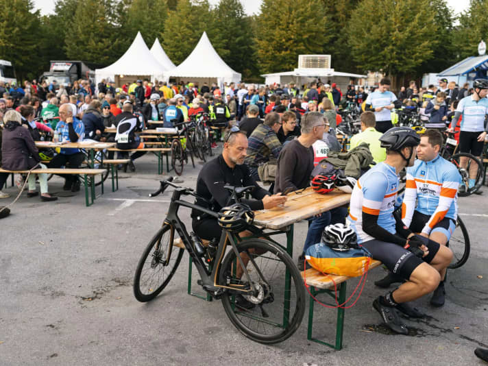 Ab dem späten Vormittag sitzen und plaudern Sportler und Freunde auf dem Schlossplatz