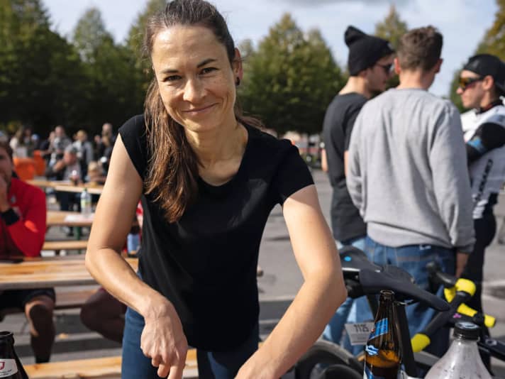Juliane Matzke aus Münster spendiert ihrem Team nach einer starken Saison Bier und Kuchen
