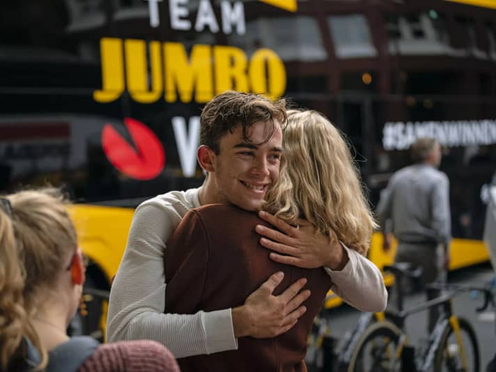 Young professional Michel Heßmann comes from Münster and hugs his family after the victory of his team-mate Olav Kooij