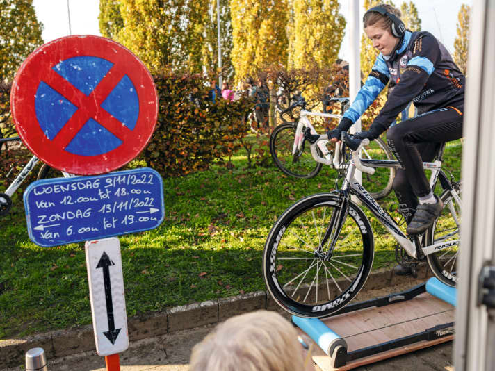 Zielstrebig: Hannah De Keyser fährt sich für ihr Rennen warm. Sie will einmal Cross-Profi werden