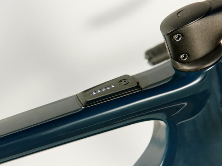 Ladezustand und Fahrmodi werden über das ins Oberrohr integrierte Display angezeigt. Durch einen USB-C-Port können zudem Smartphone & Co. geladen werden.