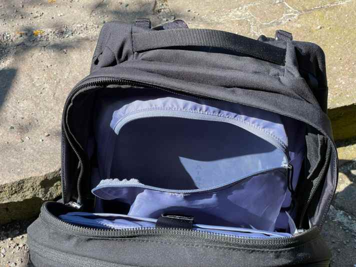 Das Highlight ist allerdings das riesige Hauptfach für Laptop und ... Schuhe - dank eigenem Fach mit Zipper.
