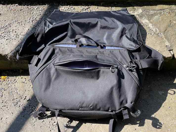 The Osprey Metron messenger bag... who can see a face here?