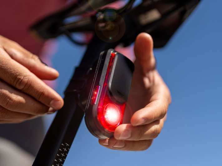 Le nouveau feu arrière radar de Garmin peut être fixé soit sur la tige de selle, soit sur les haubans de la selle grâce à un support disponible en option.