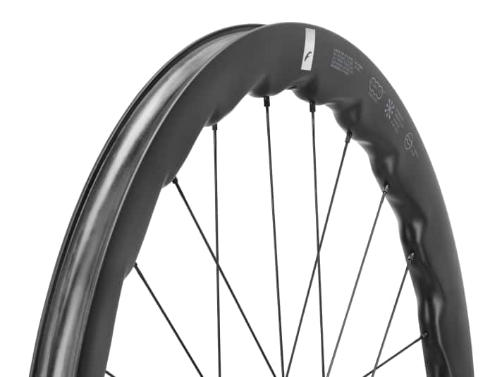 Der Fulcrum Soniq 42 kostet 1590 Euro und soll laut Hersteller 1595 Gramm wiegen.