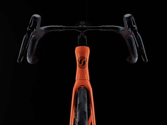 The concave head tube and the flare handlebar symbolise the aero tuning of the new Fascenario.5 Team. A triathlon attachment can be screwed onto the top handlebar.
