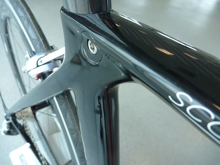   The shaft of the seatpost is clamped using a beautifully integrated segment clamp, which is why the classic seat clamp is no longer required