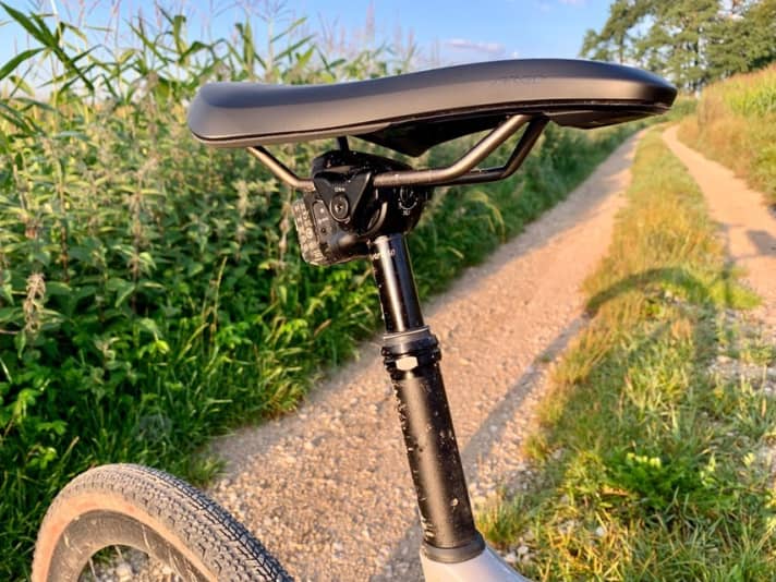  Die neue Reverb AXS stellte an unserem Testbike 50 Millimeter Absenkung bereit. Am Stützenkopf ist der AXS-Akku dem Dreckbeschuss des Hinterrads ausgesetzt. Doch das dürfte der Elektronik nichts anhaben, denn die Teile sind wasser- und staubdicht (IP69K).