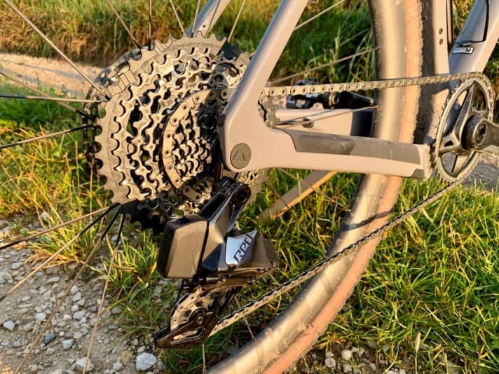   The new 12-speed cassette of the new XPLR cassette (XG-1271) comes with a 44 sprocket and should offer the right climbing gear. Weight according to Sram: 373 grams.