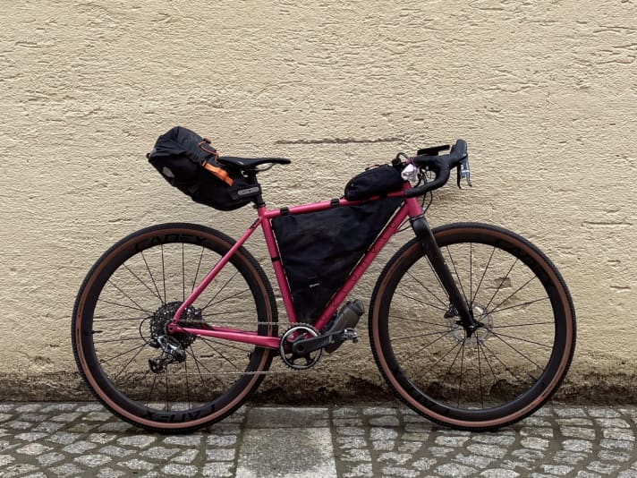 Prêt à l'emploi - avec la nouvelle paire de roues de test, le Gravelbike fait très bonne figure.