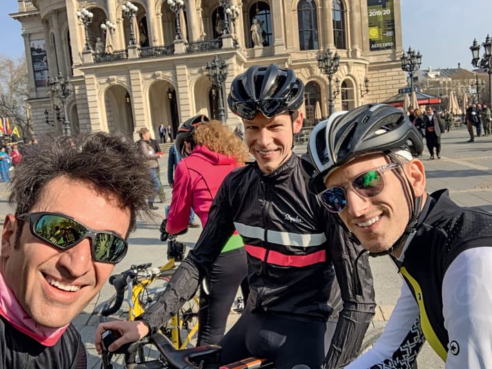   Unser Frankfurt-Guide Radu (links) vor dem Treffpunkt an der Alten Oper