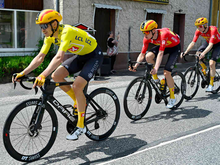 Tous les professionnels de l'Uno-X, comme Magnus Cort Nielsen (à gauche), qui a porté le maillot jaune entre-temps, n'ont pas roulé sur le modèle inédit de Dare. Sur le bord droit de l'image, on peut voir l'ancien outil de travail, le VRSu.