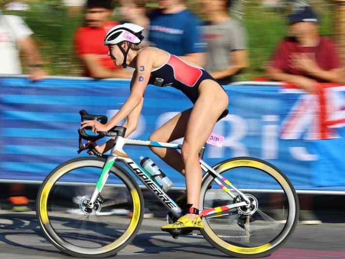 Goldige Rennpremiere: Die französische Triathletin Cassandre Beaugrand fuhr das neue Lapierre Xelius DRS bereits bei ihrem Olympia-Sieg in Paris.