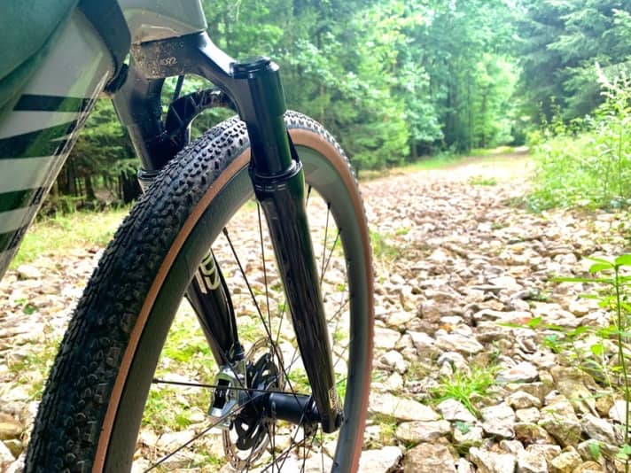   The 40 millimetres of suspension travel are a significant gain in comfort, especially on rough sections.