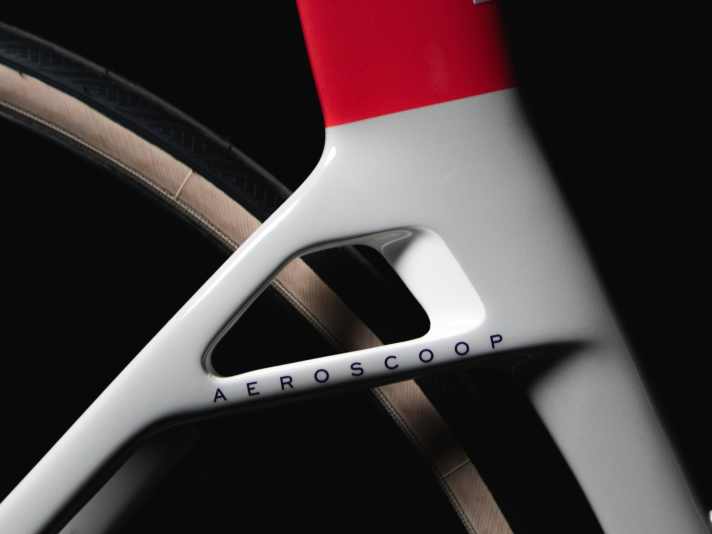 Die markante Konstruktion zwischen Sitzrohr und -streben bezeichnet Cinelli als Double Arm Seat Stay Design. Die Italiener ließen sich dabei laut eigener Aussage von der Luftfahrttechnik inspirieren.