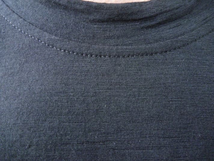   The very finely knitted "M's Microweight Crew" from Smartwool is extremely skin-friendly, but wrinkles more than synthetic fibre shirts. The same applies here: more fabric warms more. 