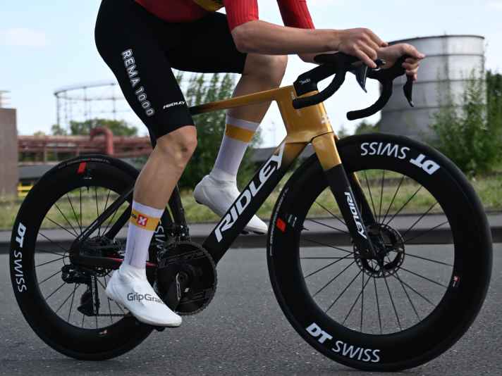 Uno-X Mobility wird weiter von Ridley mit Rädern wie dem Aero-Boliden Noah Fast (im Bild) beliefert. Das norwegische Team wechselt 2026 allerdings von Shimano zu SRAM.