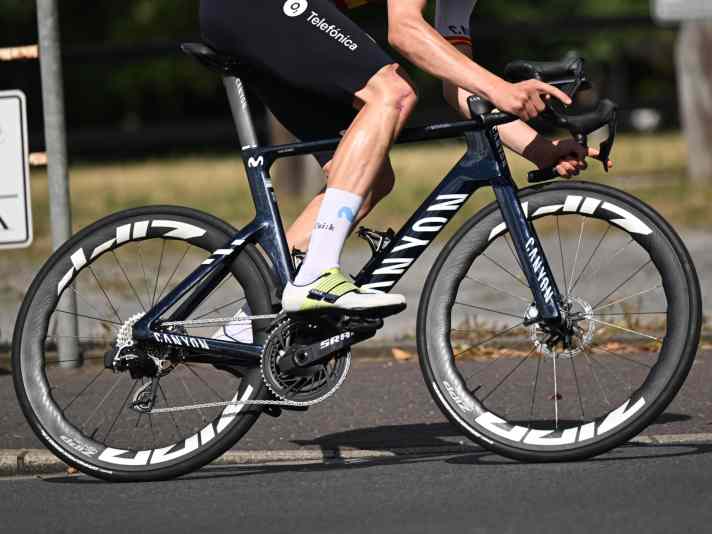 Movistar fährt das aerodynamisch optimierte Aeroad CFR von Canyon. Das Team könnte mit dem Ultimate CFR auch auf das Leichtbau-Modell der Koblenzer zurückgreifen.