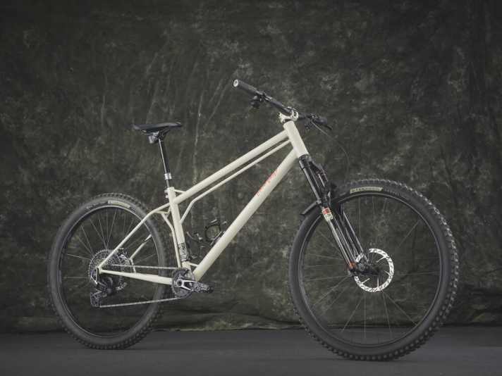 Das beste Rad der Messe kommt von Good Grief: Hier ist vieles doppelt. Zwei Schrauben für die Sattelklemmung, zwei Oberrohre,...