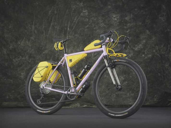 Le vélo : Yo, Ferny de Fern a été pensé et conçu jusque dans les moindres détails. Les couleurs des sacoches de Gramm Tourpacking s'harmonisent avec les nombreux détails du vélo.