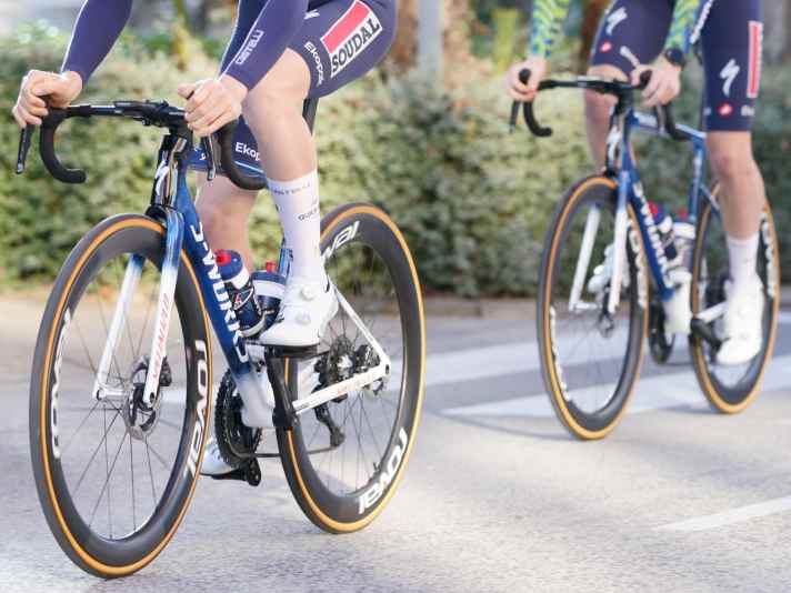 Bei Soudal Quick-Step bleiben Arbeitsgerät und Design im Vergleich zur Vorsaison unverändert. Das Team fährt die S-Works-Version des Specialized Tarmac SL8.