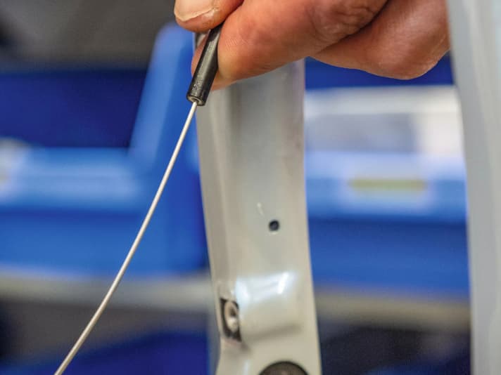 Draht in Bremsleitung