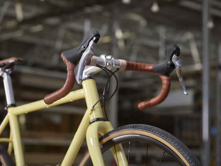 Classic look, favourable price: shift brake lever from the Cues family