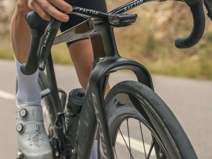Pour le nouveau One, Factor utilise un concept comparable au niveau de la fourche, et place les fourreaux de fourche extrêmement larges.