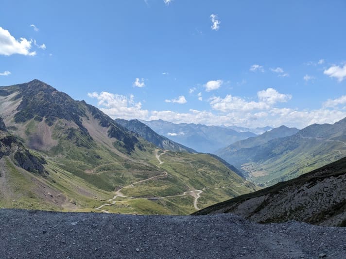 Wenig vorher war die Aussicht noch eine andere. Hier der Blick von der Passhöhe in Richtung Westen