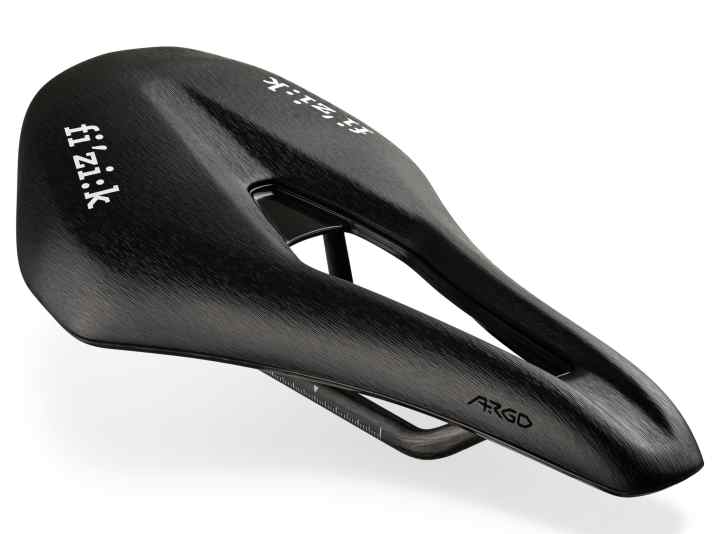 Le nouveau Fizik Vento Argo R1 Light pèse 149 grammes dans sa version la plus légère, selon les Italiens.