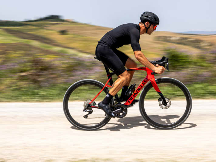 Die X-Serie hatte Pinarello erst im Frühjahr vorgestellt. Drei neue Varianten mit breiten Serienreifen ergänzen nun die Produktfamilie.