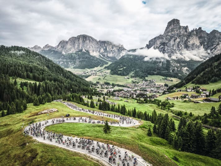 Volle Straßen am Passo Campolongo nach dem Start