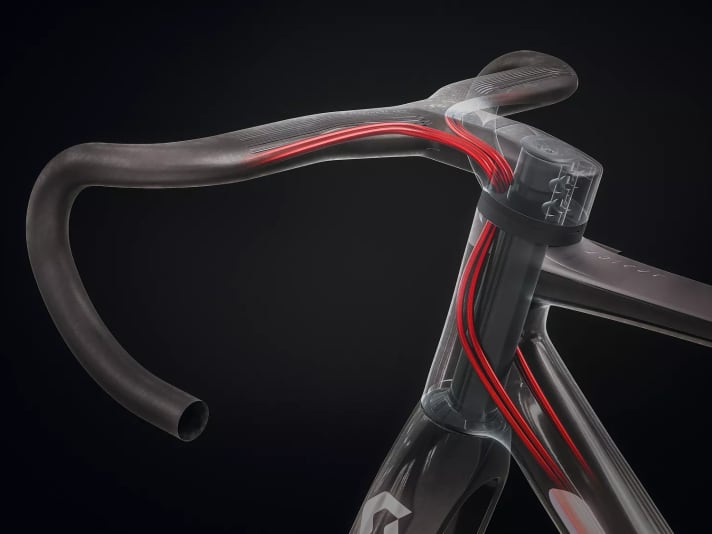 Systemintegration: Die Röntgengrafik veranschaulicht, wie integrierte Leitungen durch Lenker und Vorbau in den Rahmen verlaufen