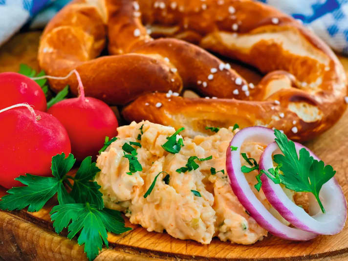 Bayerische Biergarten-Brotzeit schmeckt auch an einem sonnigen Herbsttag, Obatzda mit Radieschen und Brezen