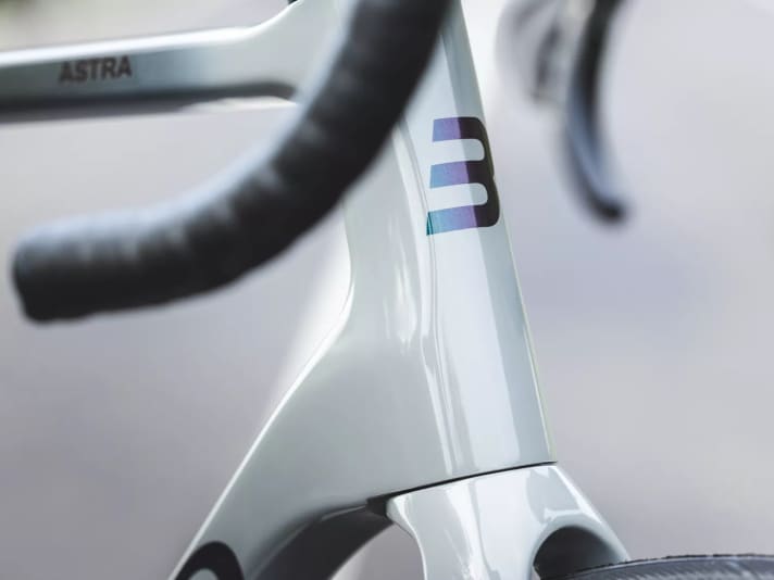 Le tube de direction mesure 180 millimètres, ce qui place le cycliste dans une position assise très droite.